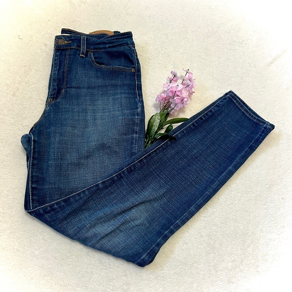 Levi's 721 High Rise Skinny Medium Wash Jean - Size 29